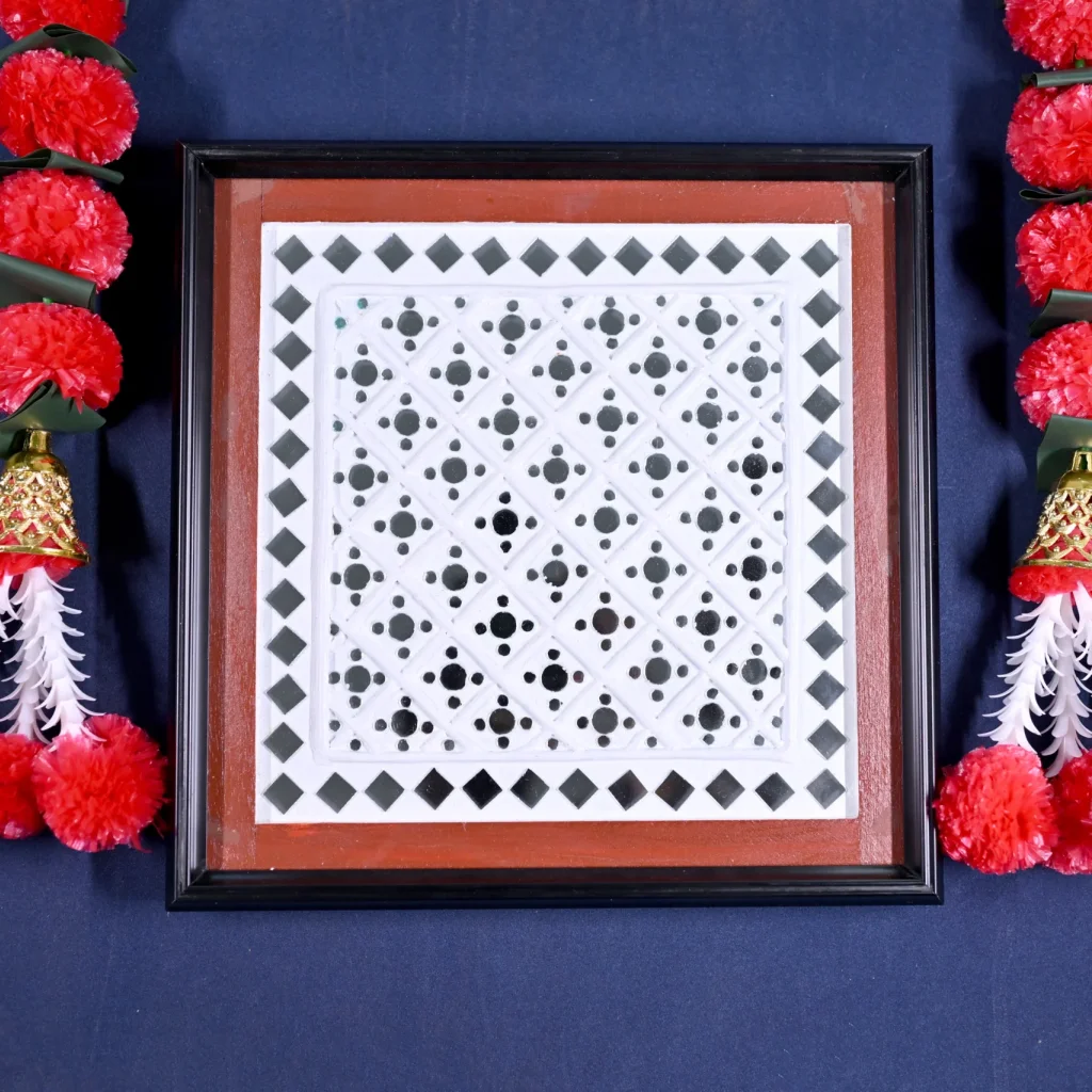 Lippan Frame -6